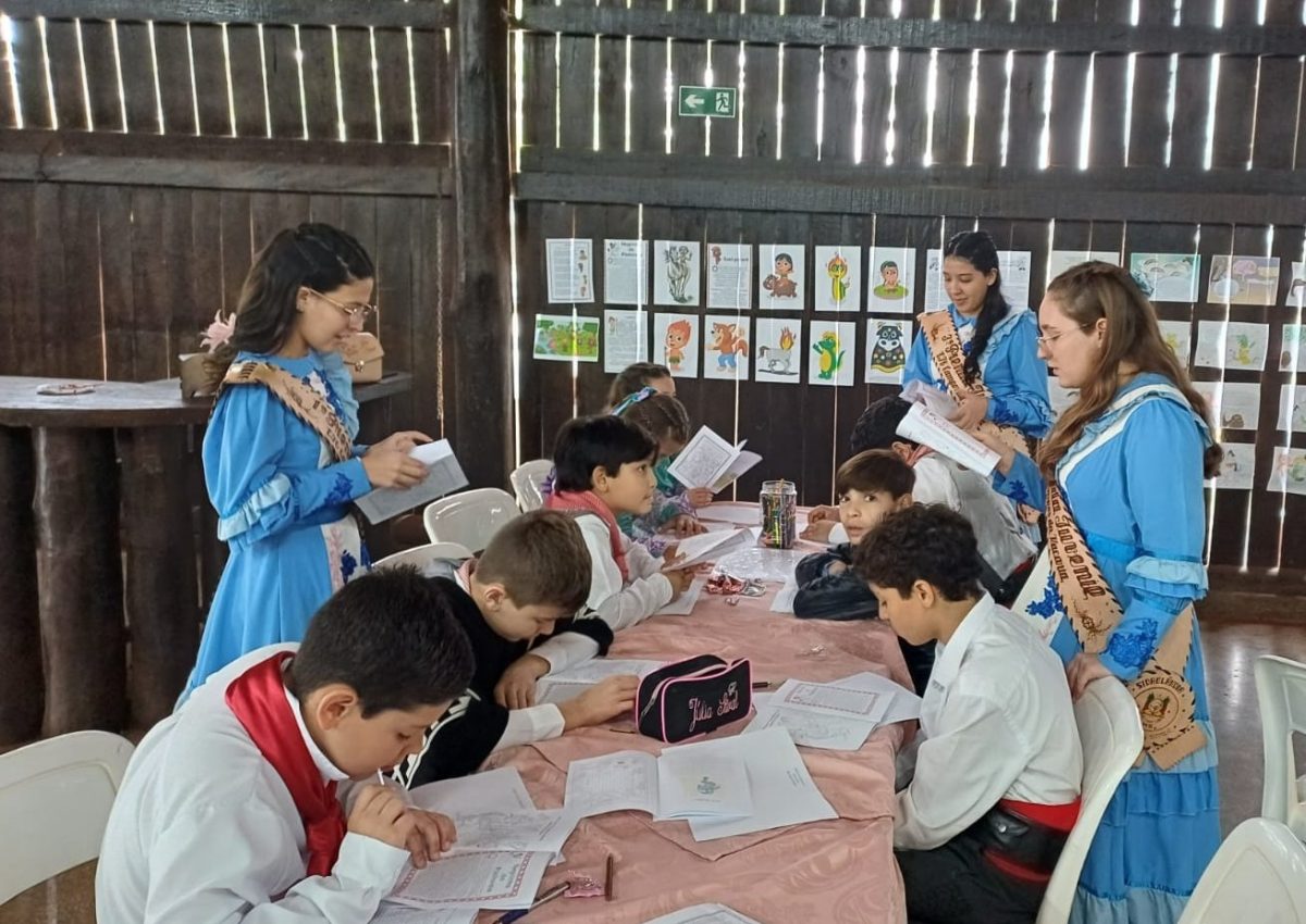 No CTG de Sidrolândia, a oficina folclórica foi organizada pelas prendas juvenis Foto: Equipe CTG Campos da Vacaria